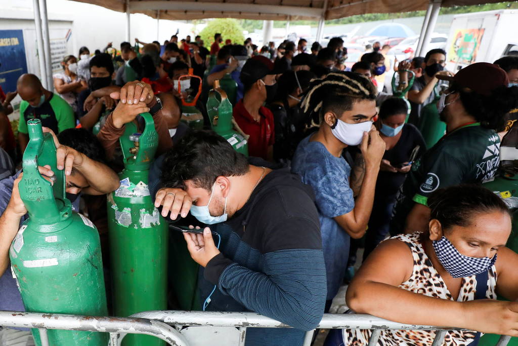 Parentes de hospitalizados ou em tratamento domiciliar devido à infecção por coronavírus compram oxigênio de empresa privada em Manaus Bruno Kelly 18.jan .21Reuters