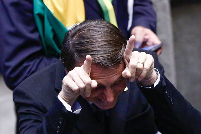 A mentira se fez carne e habitou entre nós 1 Jair Bolsonaro e hostilizado durante voo para Paris