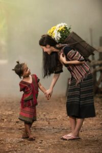 Retrato de uma irma e sua irmazinha sorrindo amigavelmente Fotografia Preeda Prakotmak