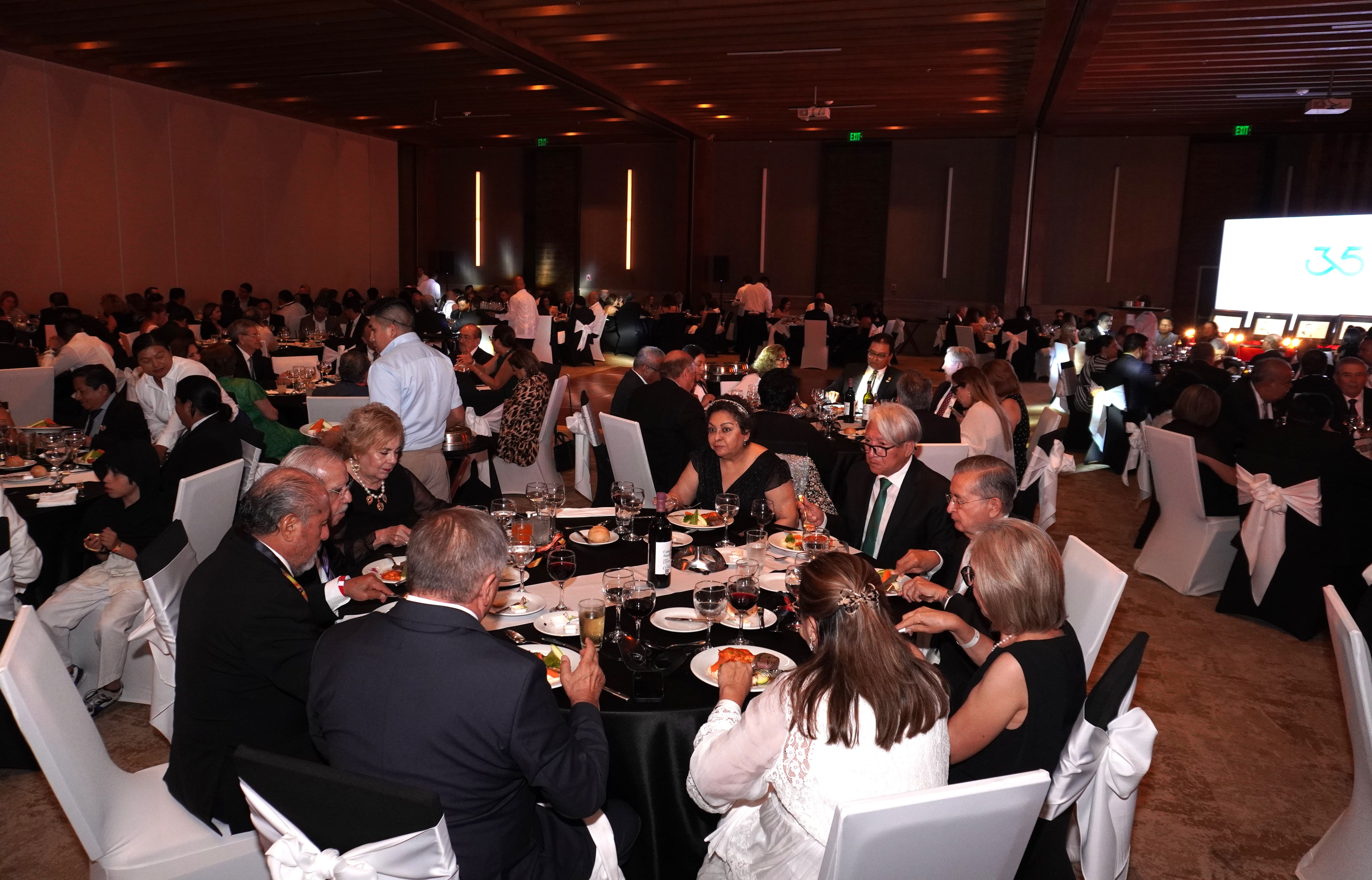 Gala Black & White: Una Noche Elegante Que Honró A Los Fundadores Del Colegio