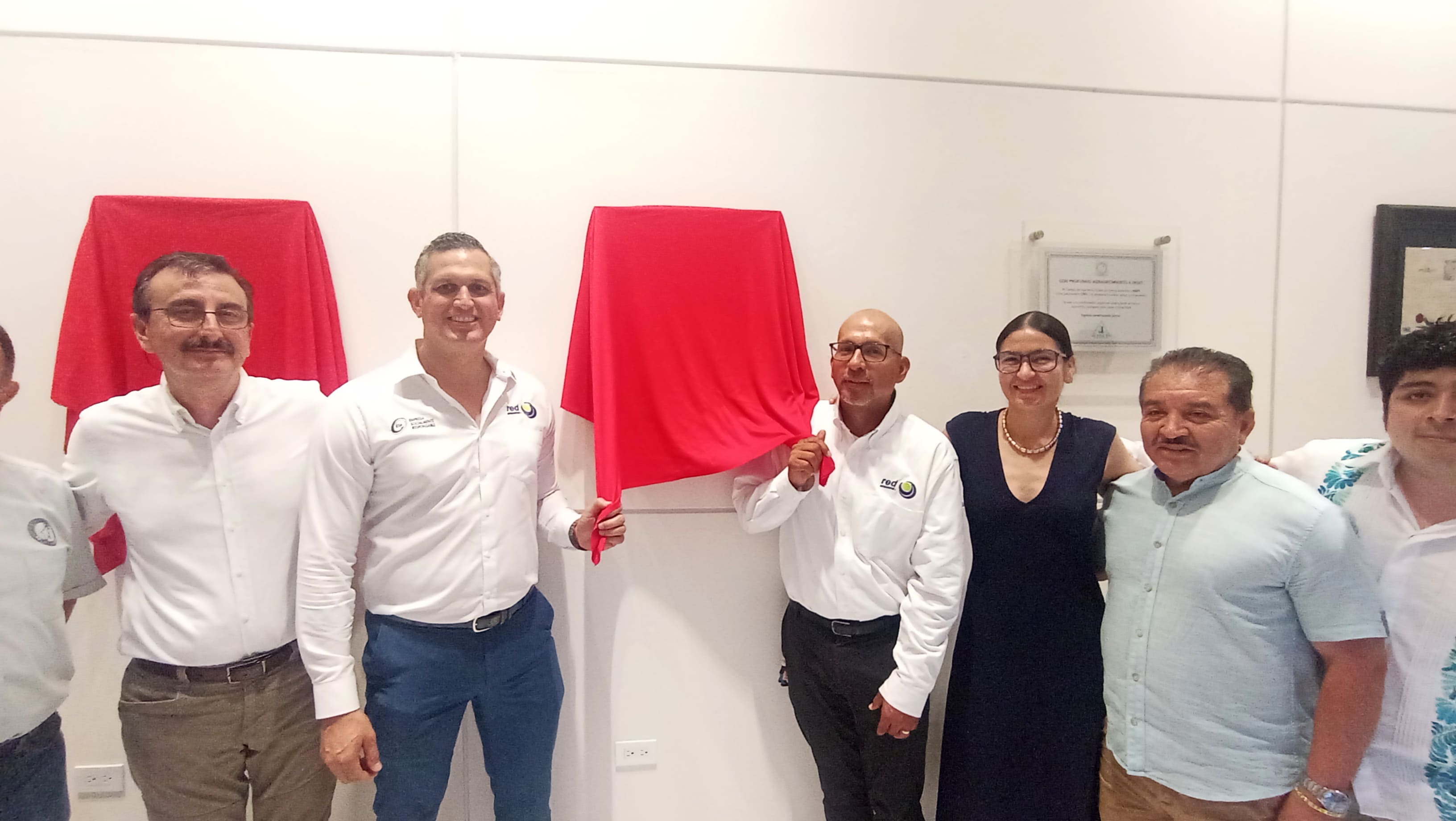 Construyendo Excelencia: Develamos las Placas Conmemorativas de Nuestros Patrocinadores Platino Honorífico