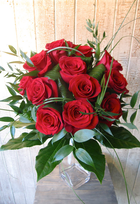 Red roses Florist Montreal Abaca flowers hopand green plants
