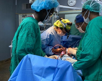 Dr. Skinner operating with clinic staff. Dr. Skinner nu surgery