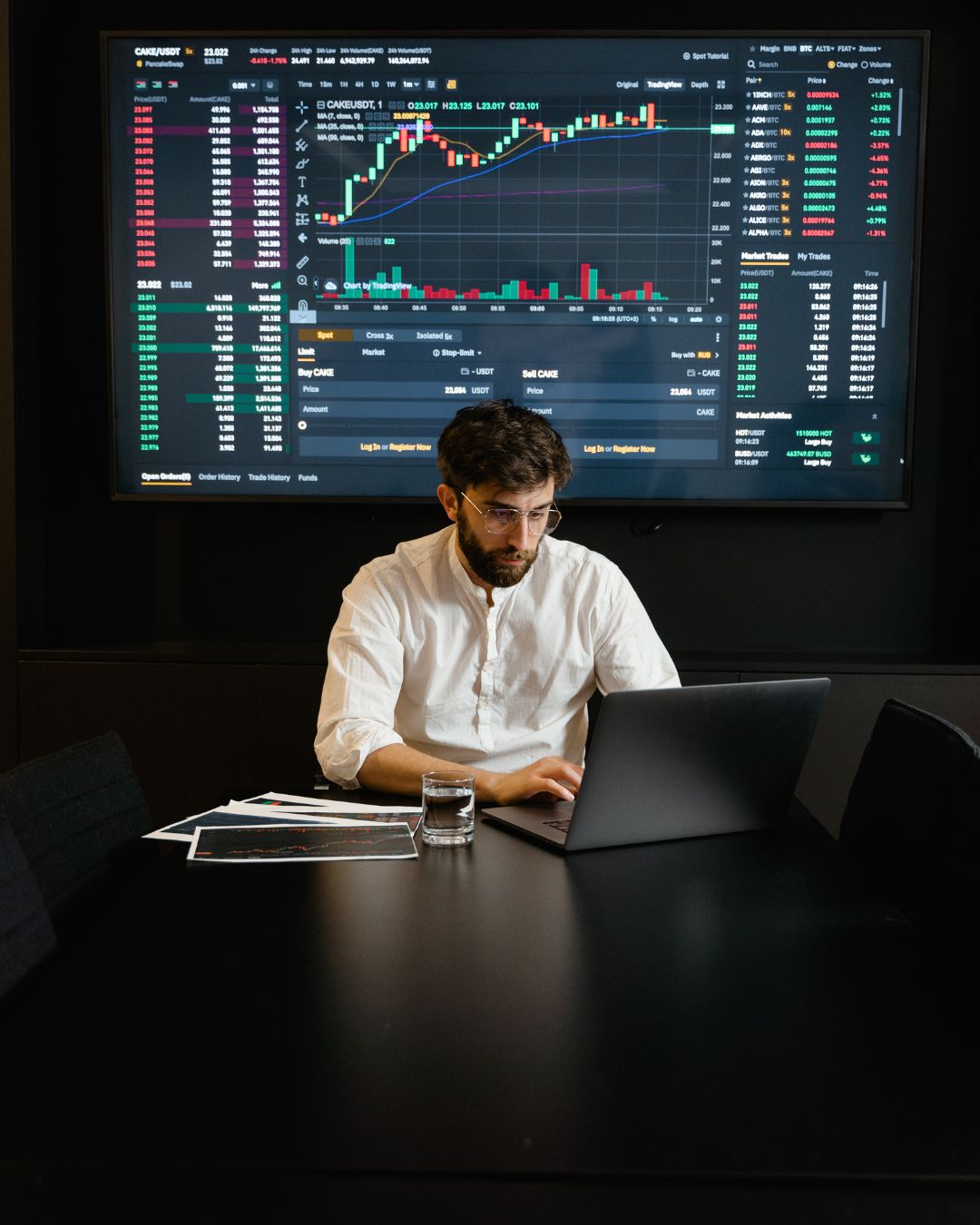 Comparison between traditional centralized ledgers and distributed ledgers