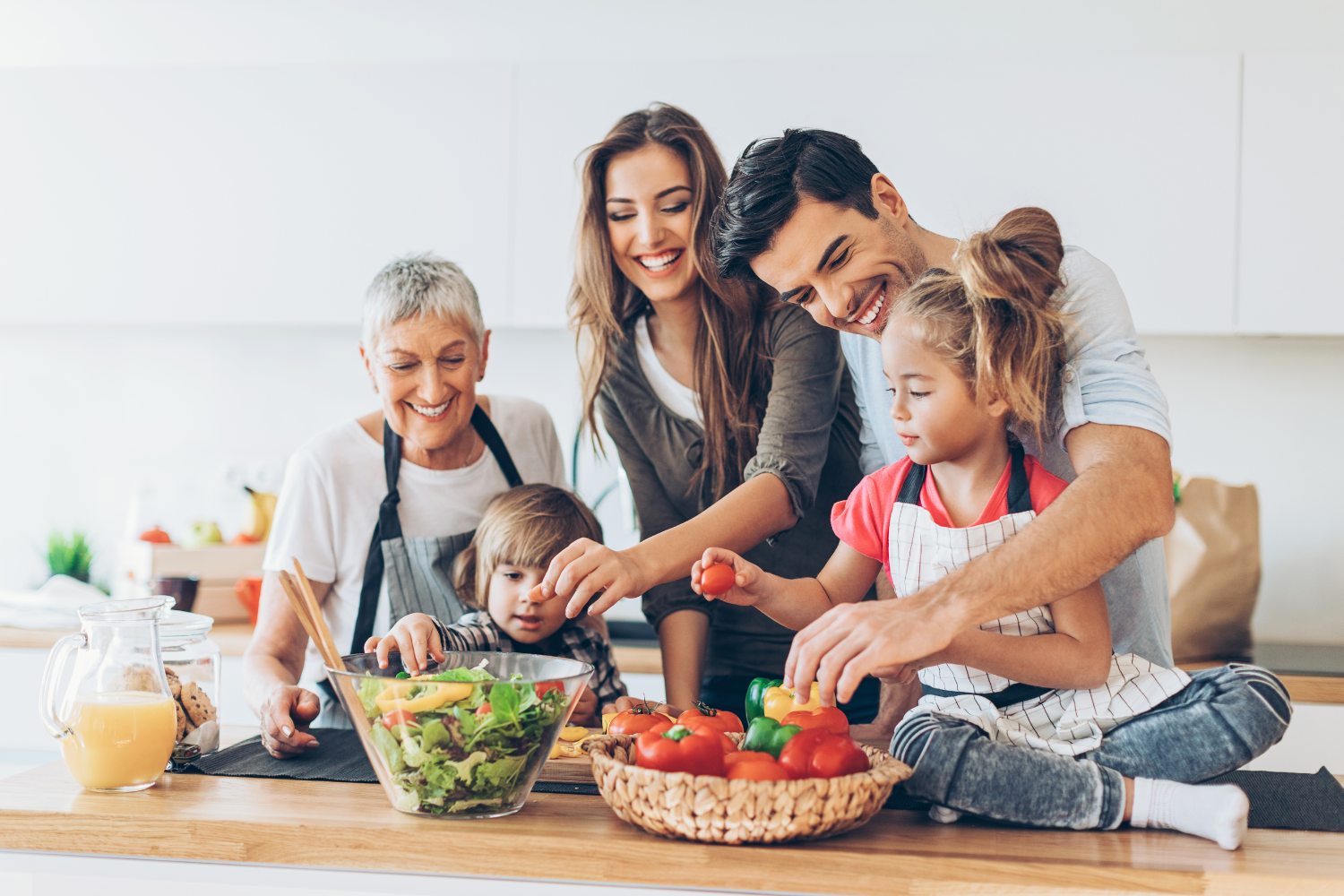 This family lives. Семья на кухне. Здоровое питание для всей семьи. Счастливая семья на кухне. Счастливая здоровая семья.