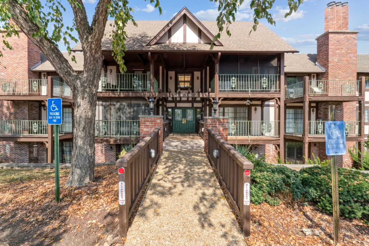 Condo building 1436 Heritage Landing