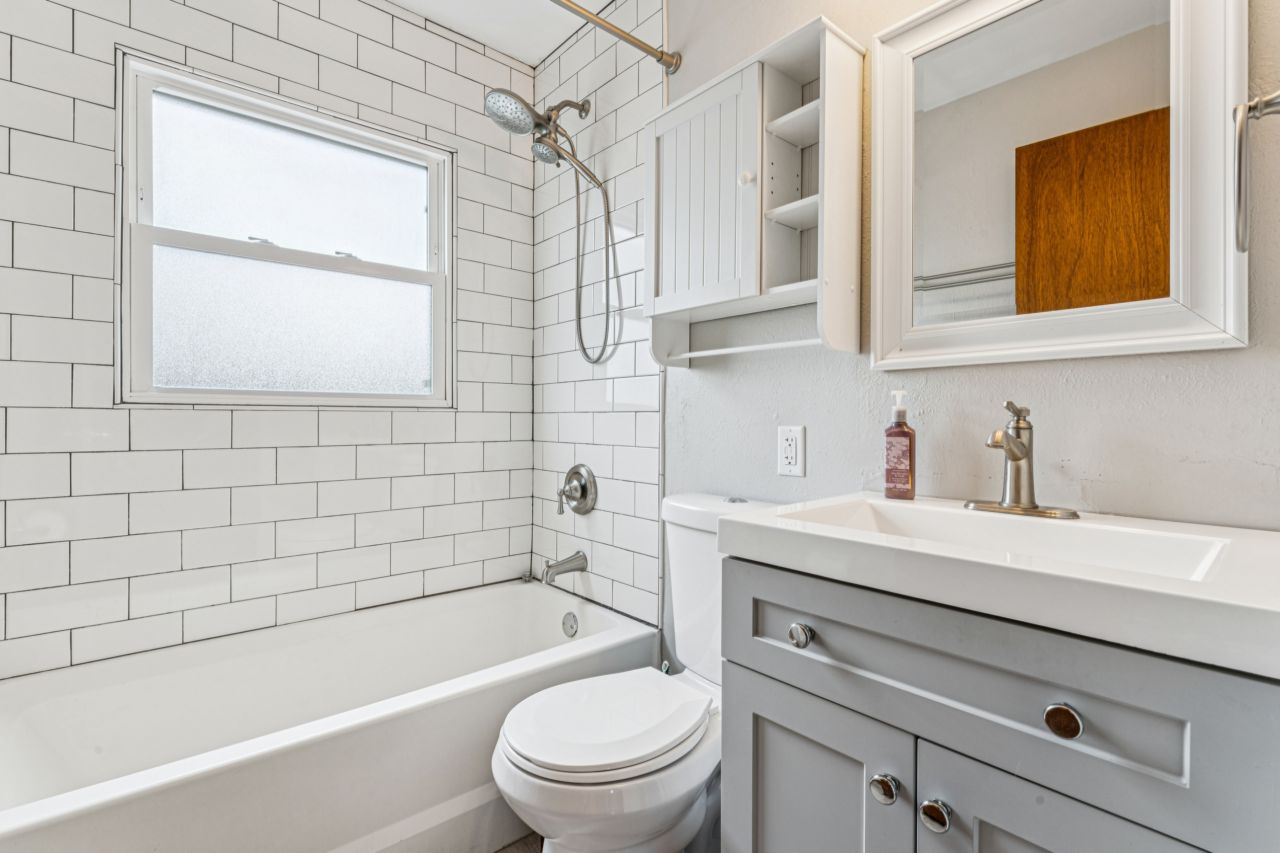 6900 Foxcroft Drive St. Louis Missouri bathroom