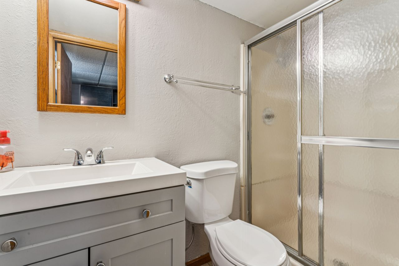 6900 Foxcroft Drive St. Louis Missouri bathroom