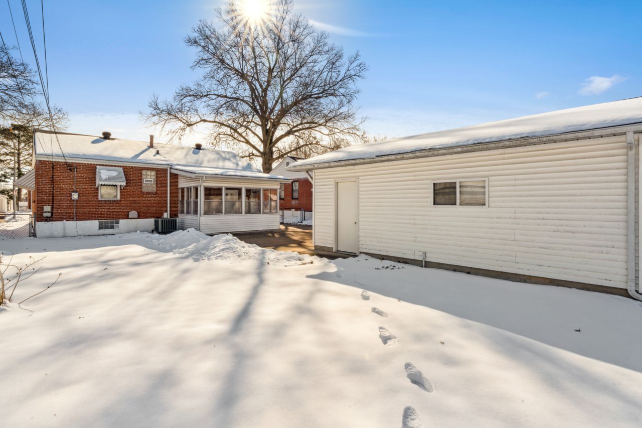 8015 Parkwood St. Louis