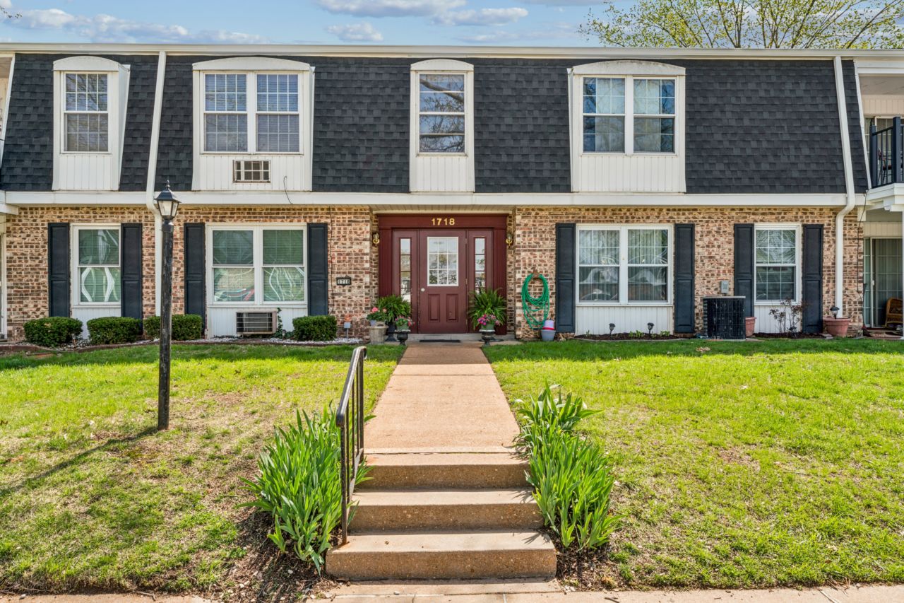 1718 Herault Place, condo in Parc Lorraine community of St. Louis Missouri