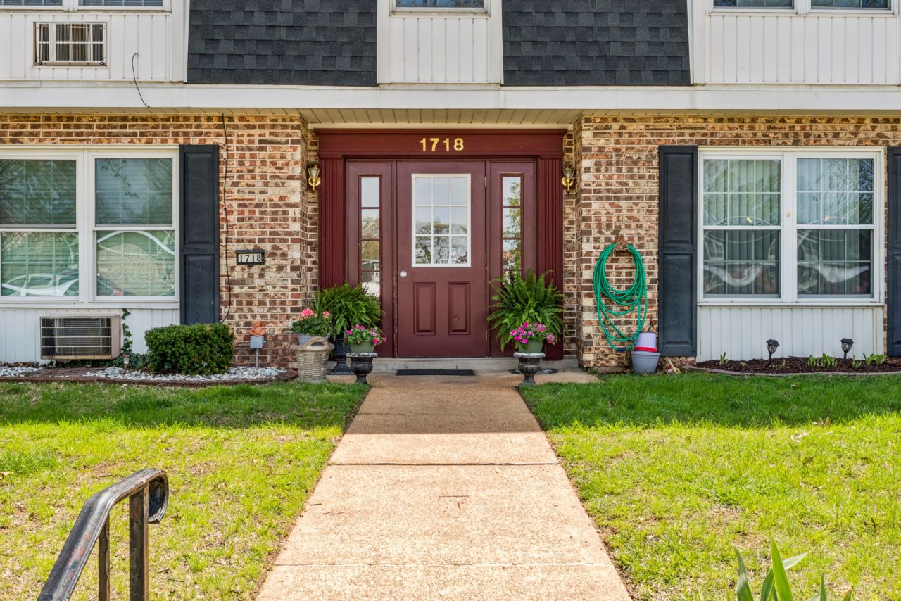 1718 Herault Place, condo in Parc Lorraine community of St. Louis Missouri