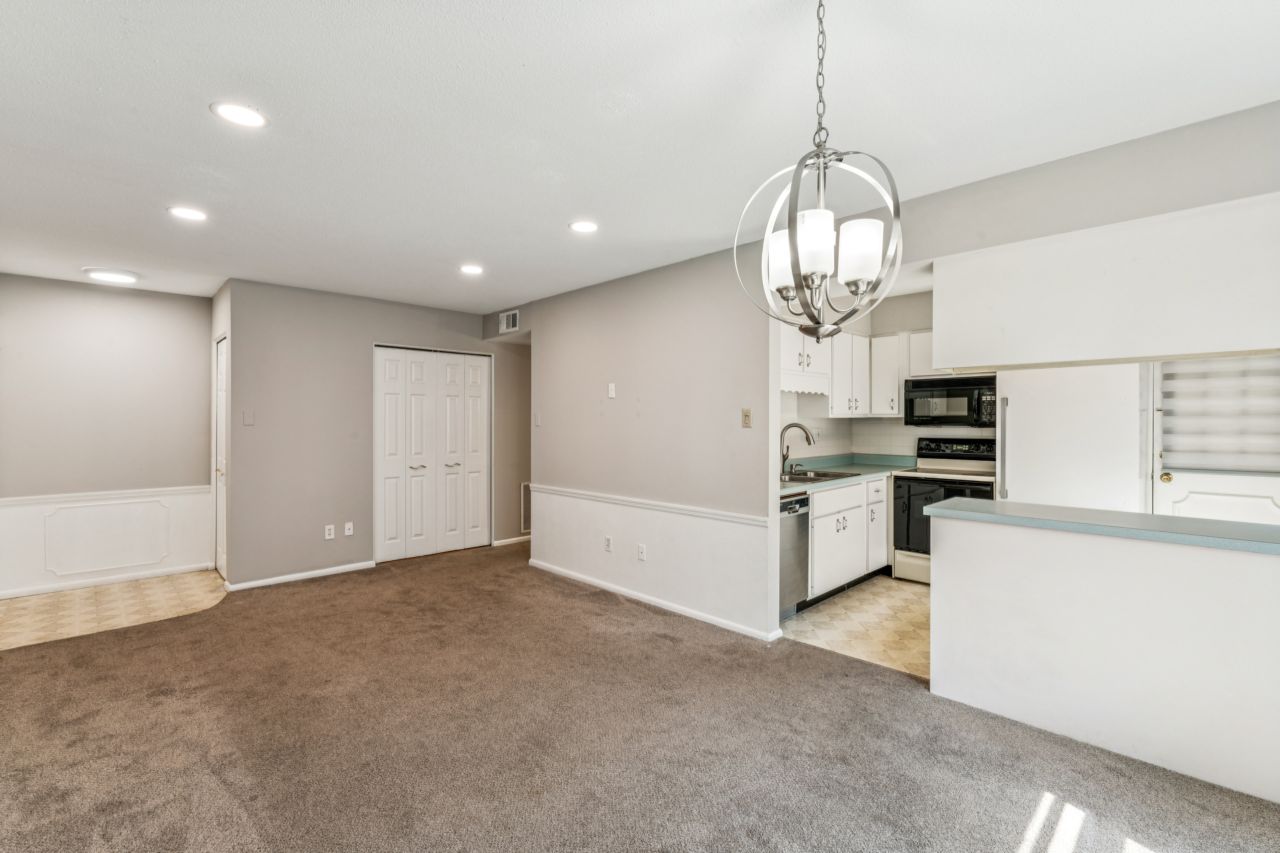 1718 Herault Place, condo in Parc Lorraine community of St. Louis Missouri