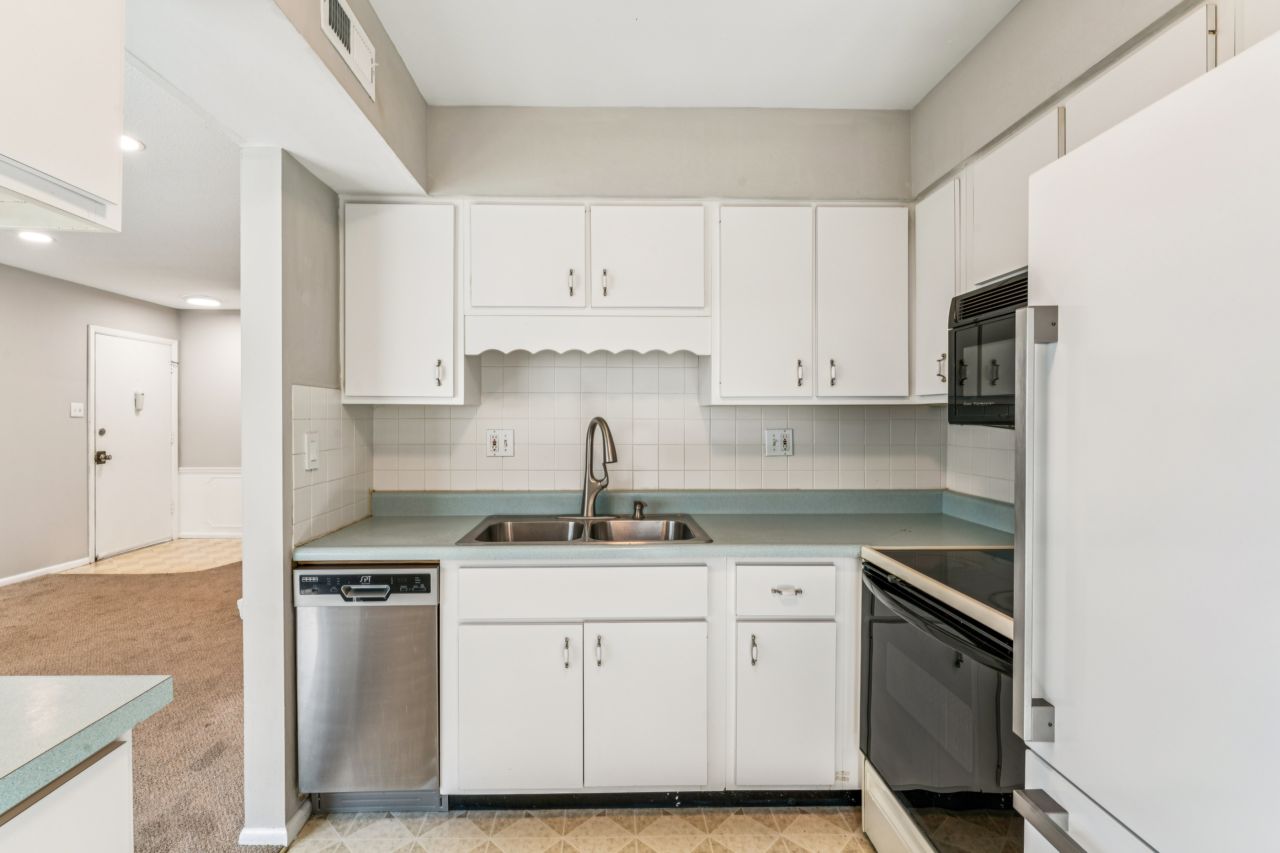 1718 Herault Place, condo in Parc Lorraine community of St. Louis Missouri