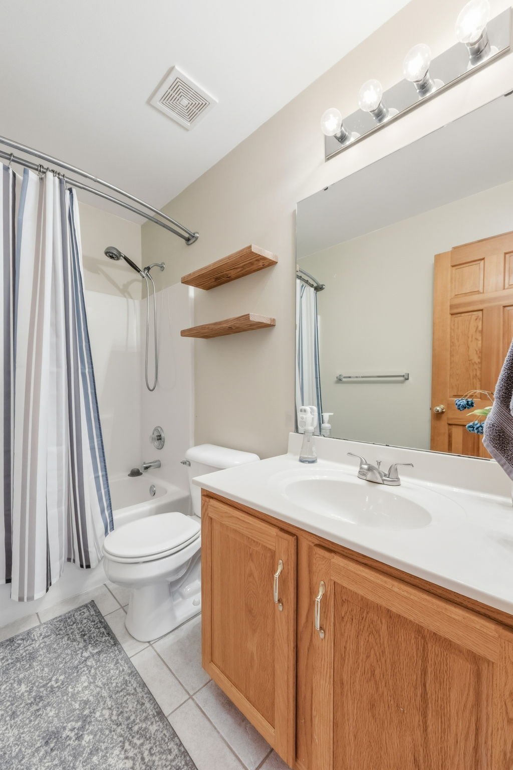 Full bathroom - 7204 Westfield Woods O'Fallon MO