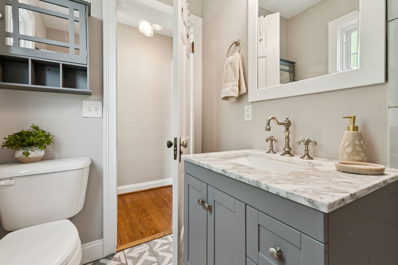 1034 Bernice Kirkwood bathroom