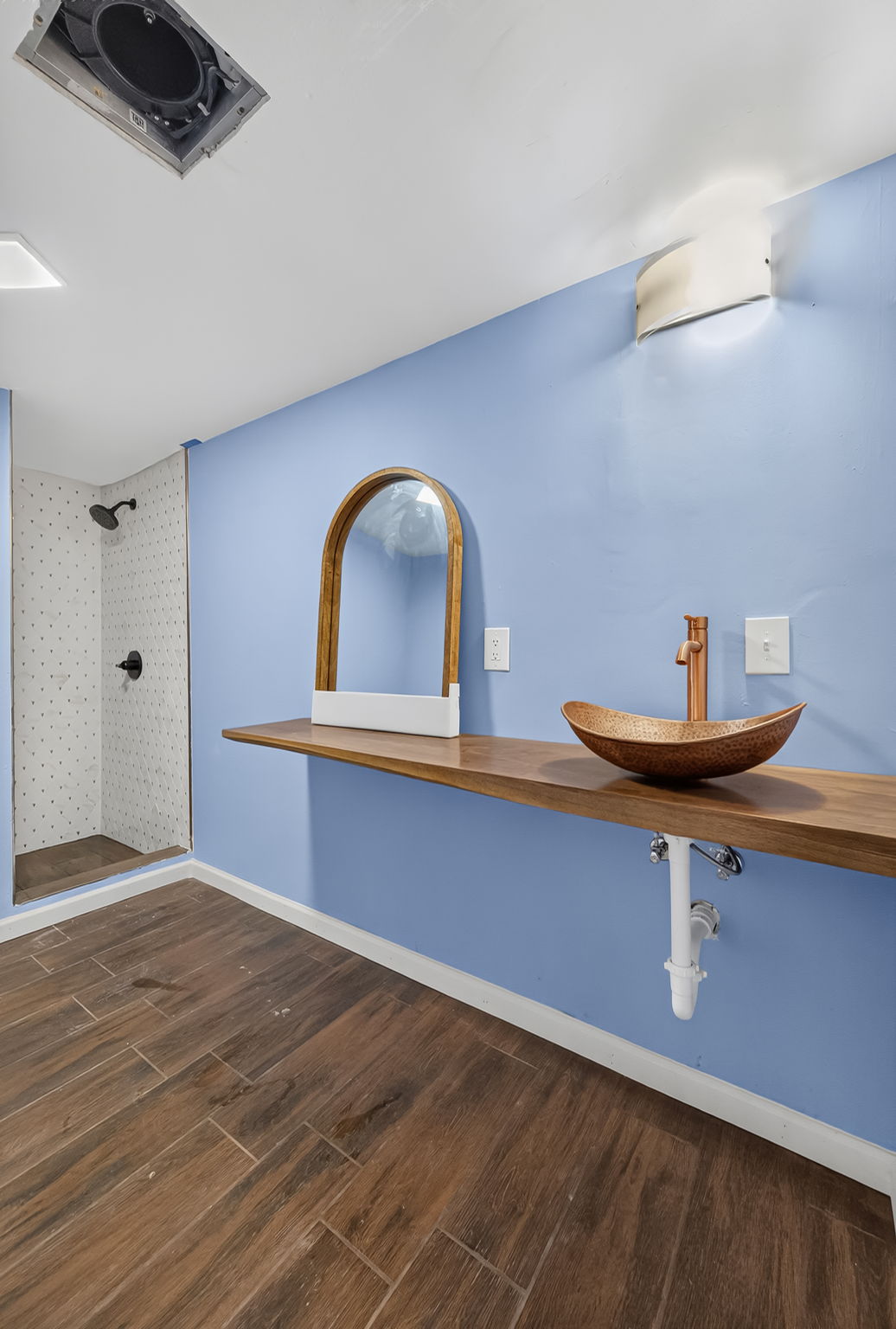 310 Cliff Cave Road lower level bathroom