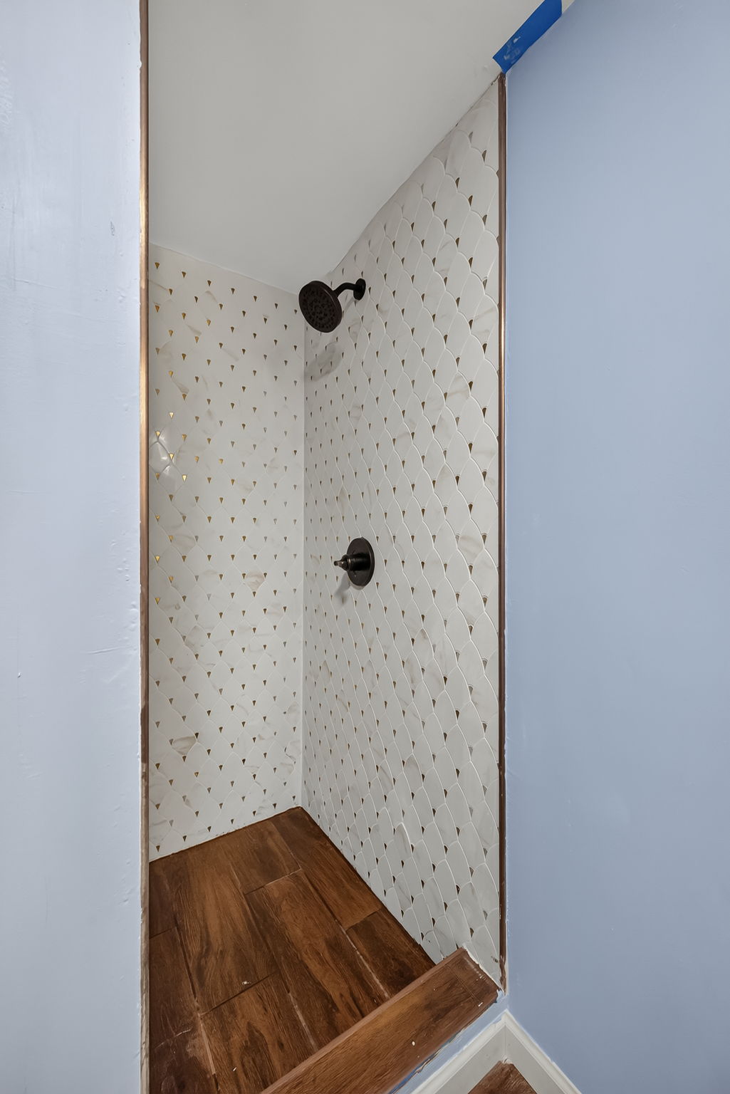 310 Cliff Cave Road lower level bathroom