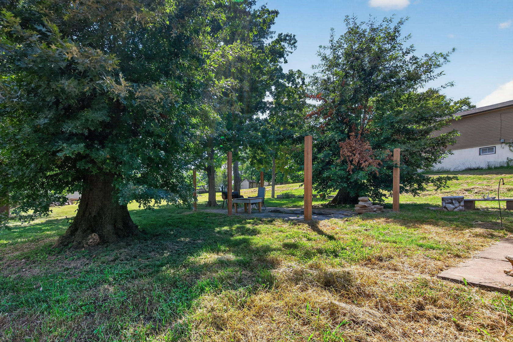 310 Cliff Cave Road Oakville Yard