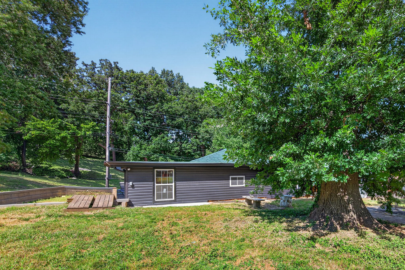 310 Cliff Cave Road Oakville Yard