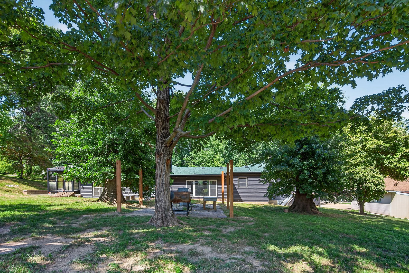 310 Cliff Cave Road Oakville Yard