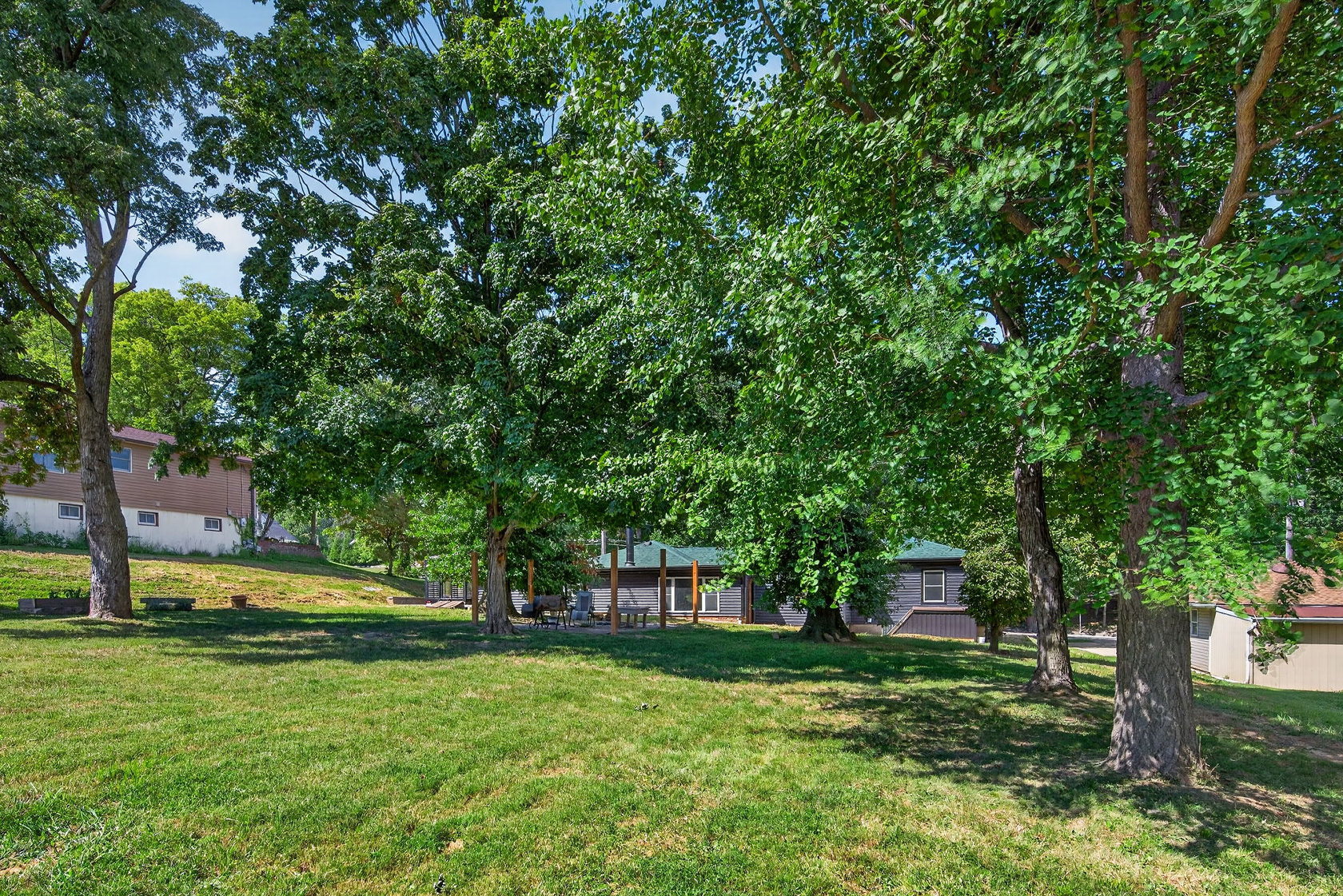 310 Cliff Cave Road Oakville Yard
