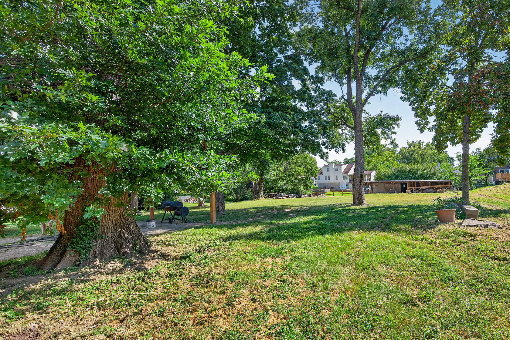 310 Cliff Cave Road Oakville Yard