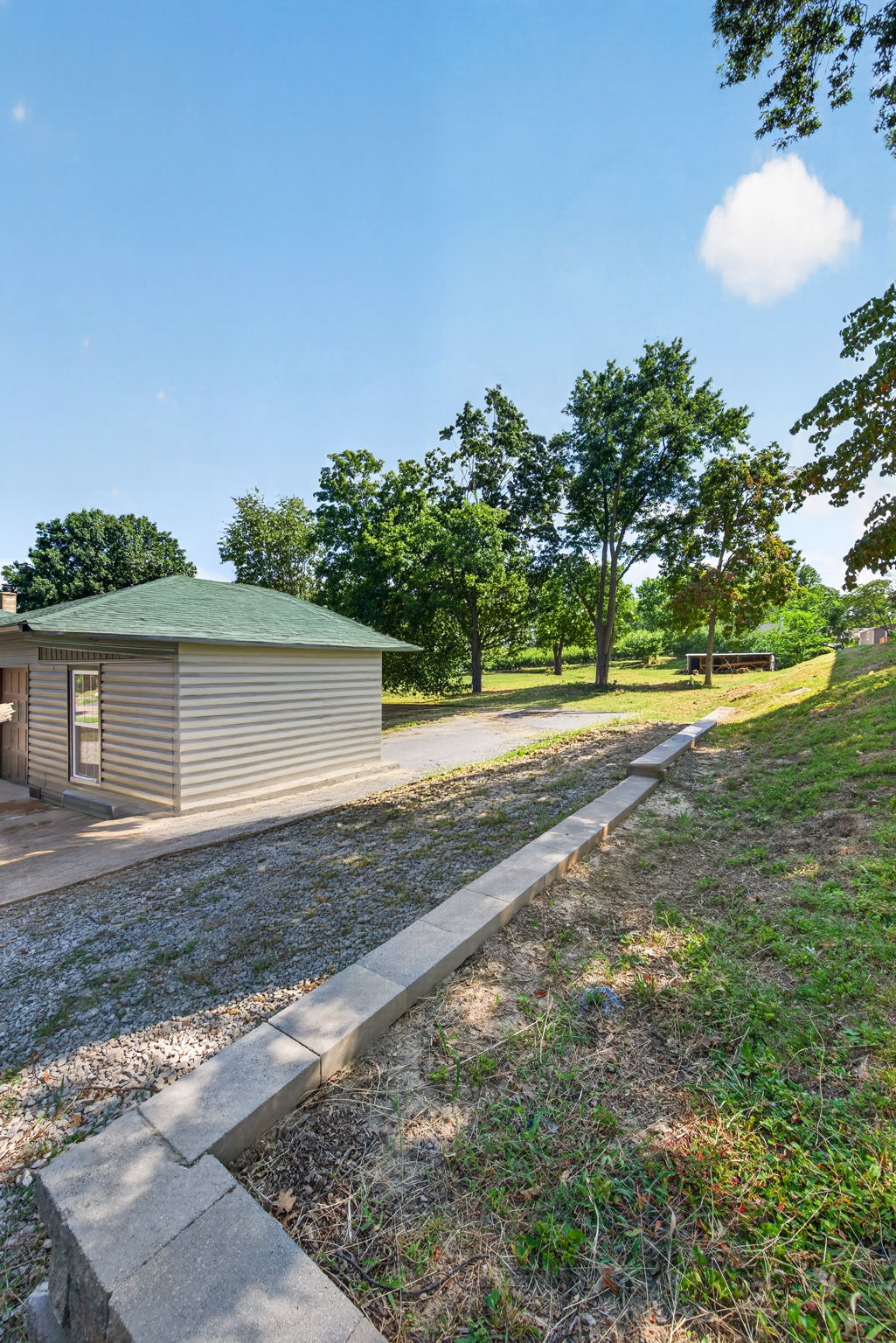 310 Cliff Cave Road Oakville Parking