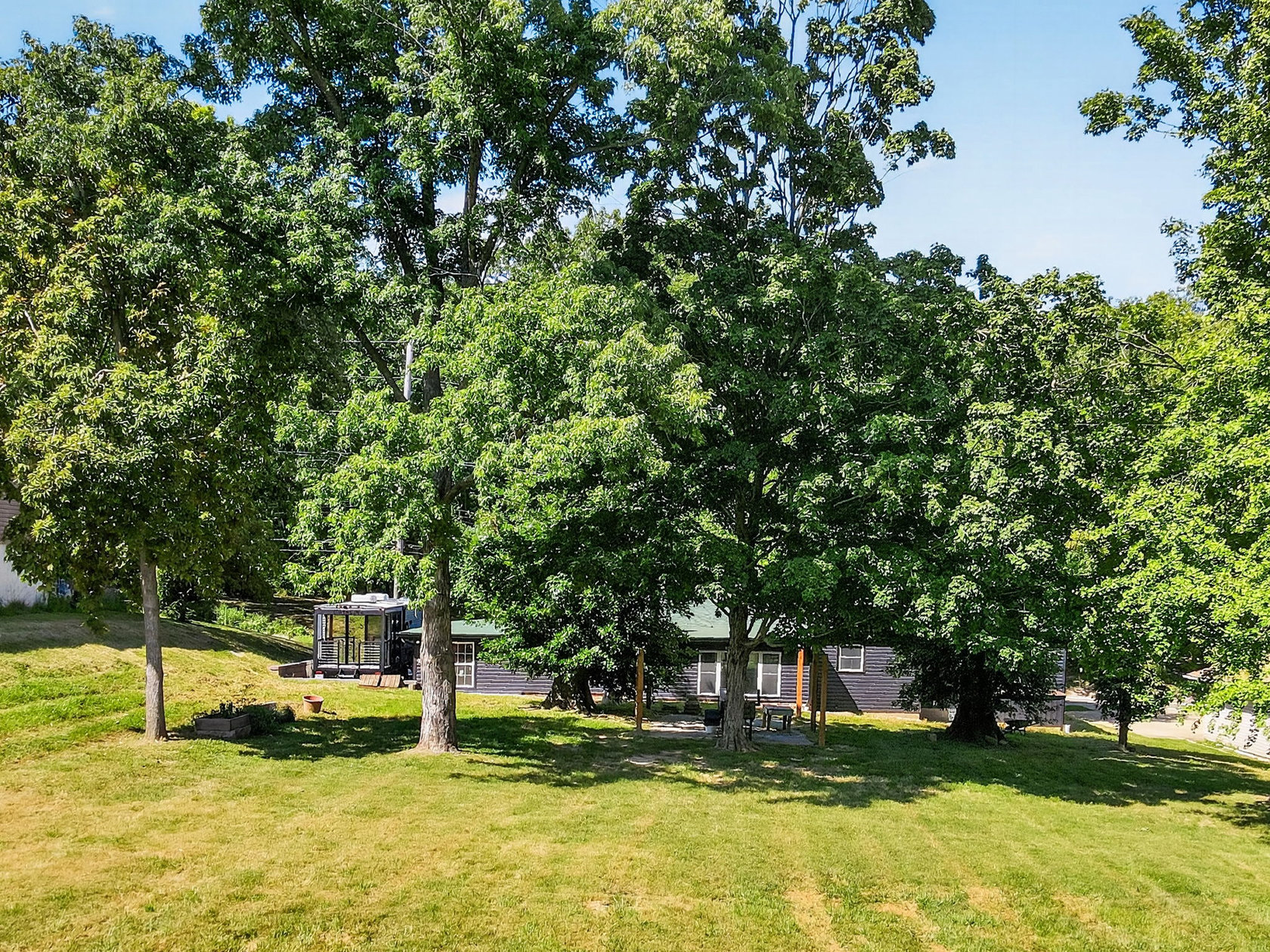 310 Cliff Cave Road Oakville Yard