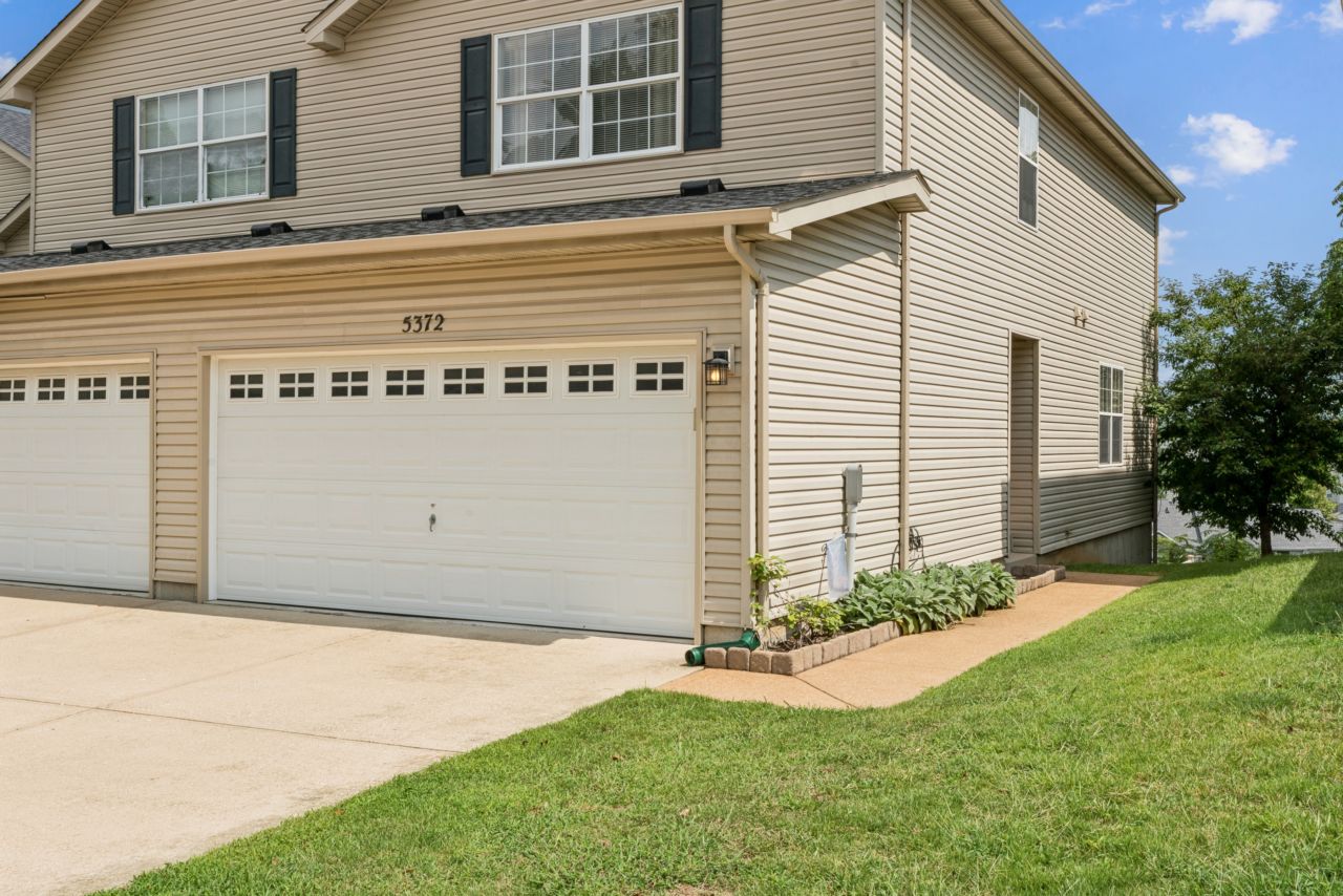 5372 Lakewood Terrace
