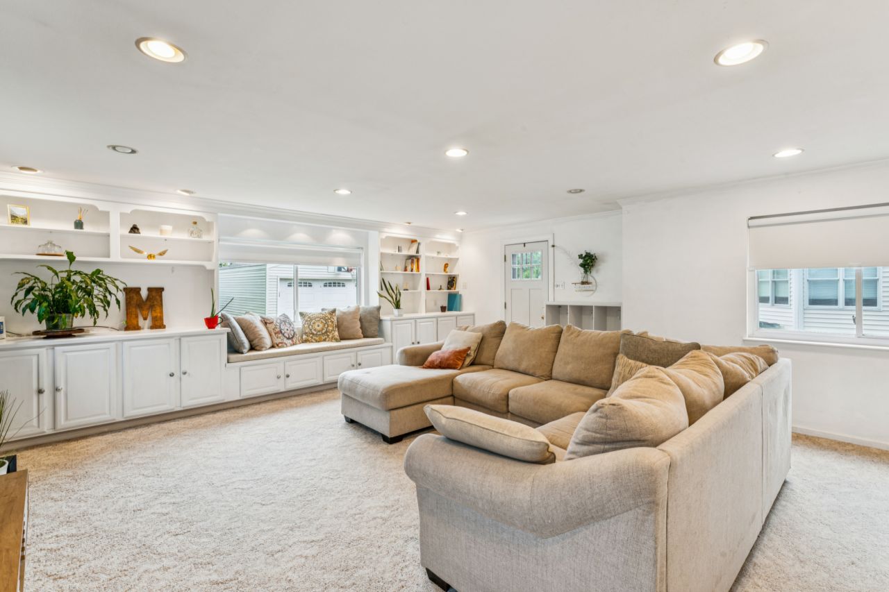 703 Edwin Glendale Family Room