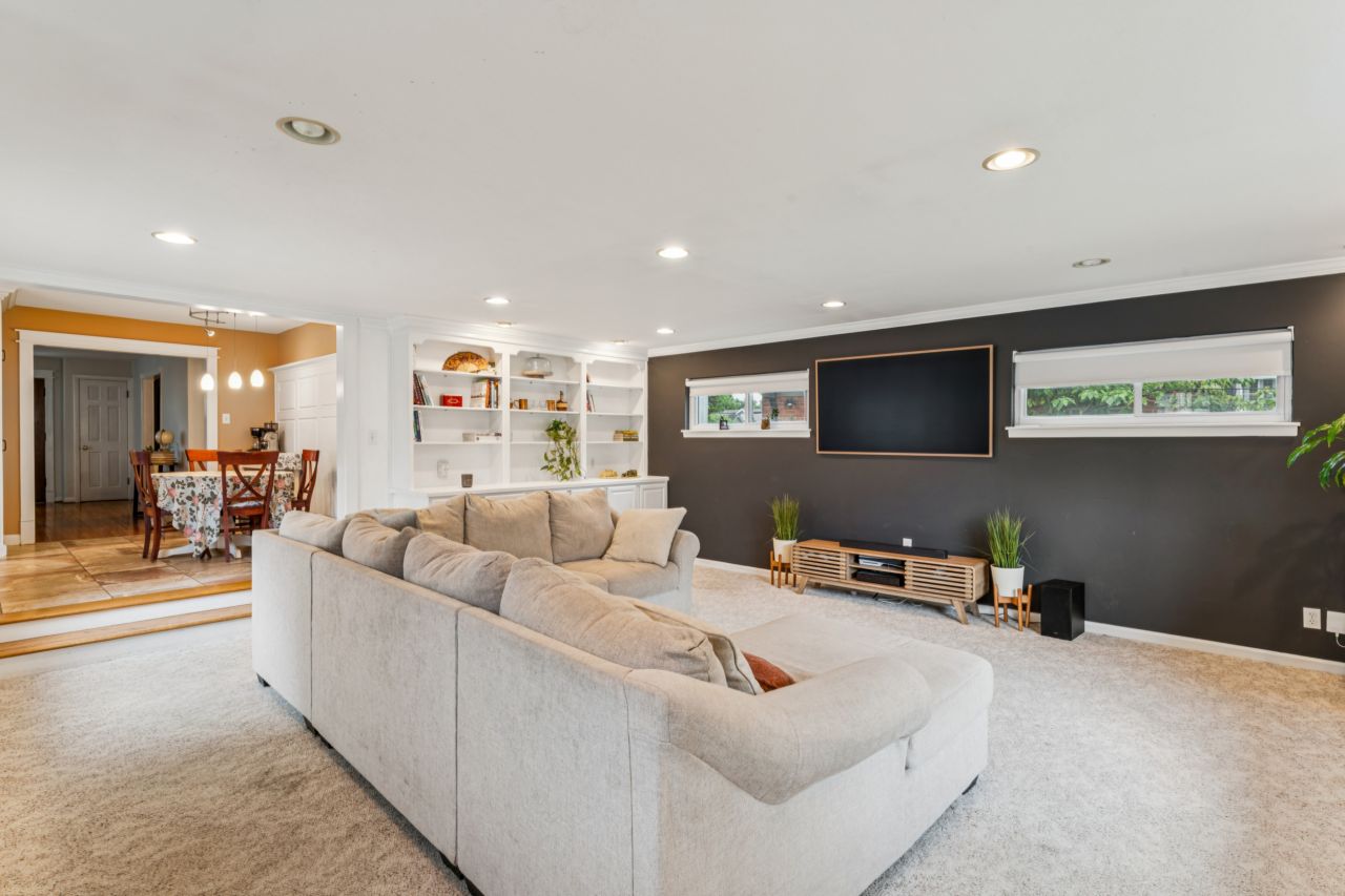 703 Edwin Glendale Family Room