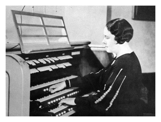Fernande at Organ