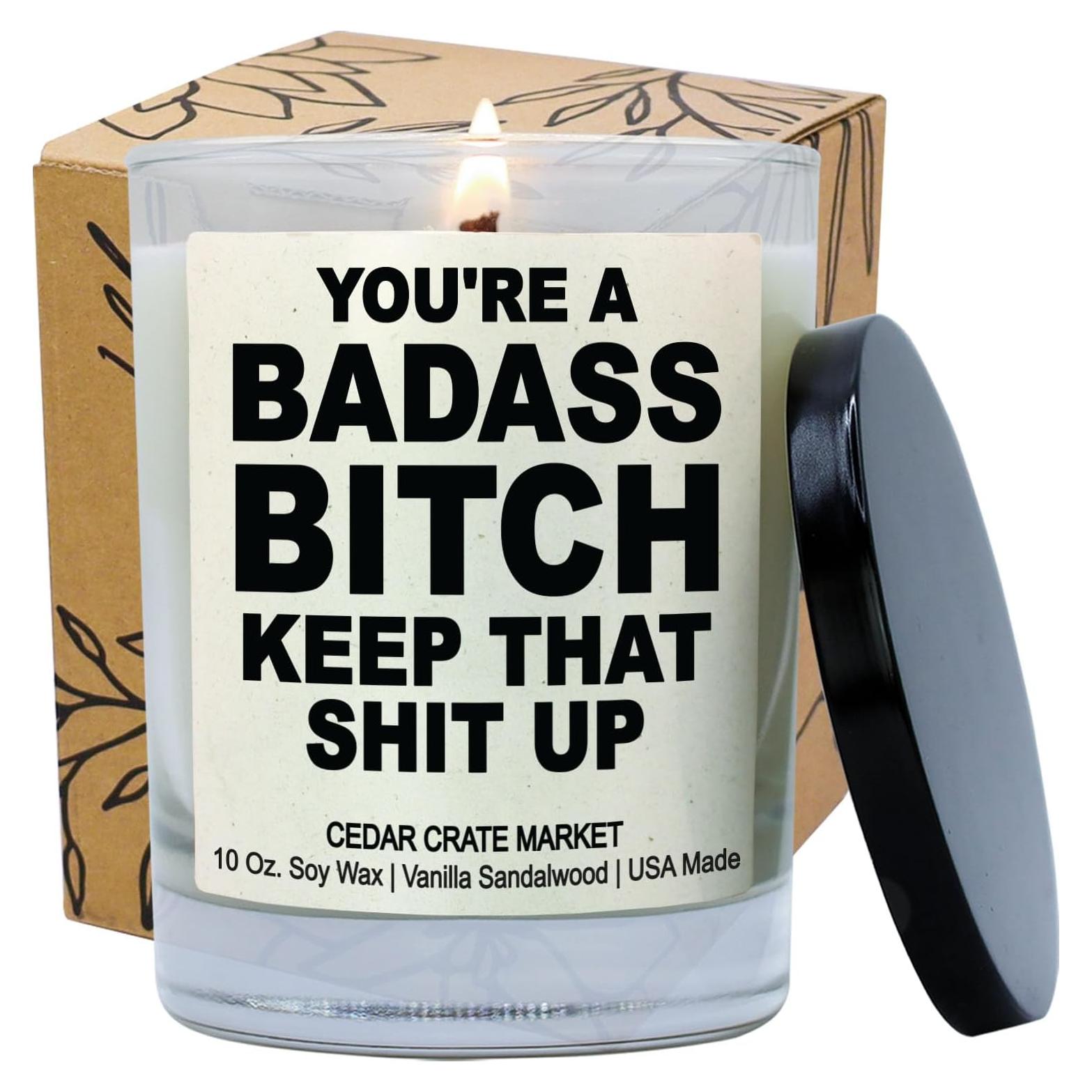 Vela Aromática Cedar Crate Market 10 oz - Eres una Perra Increíble