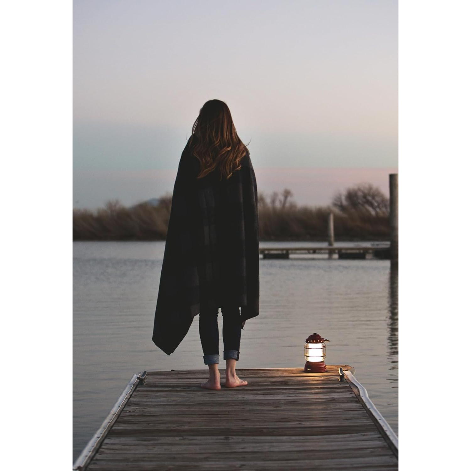 Linterna LED Recargable Barebones Roja - Luz Camping Ajustable