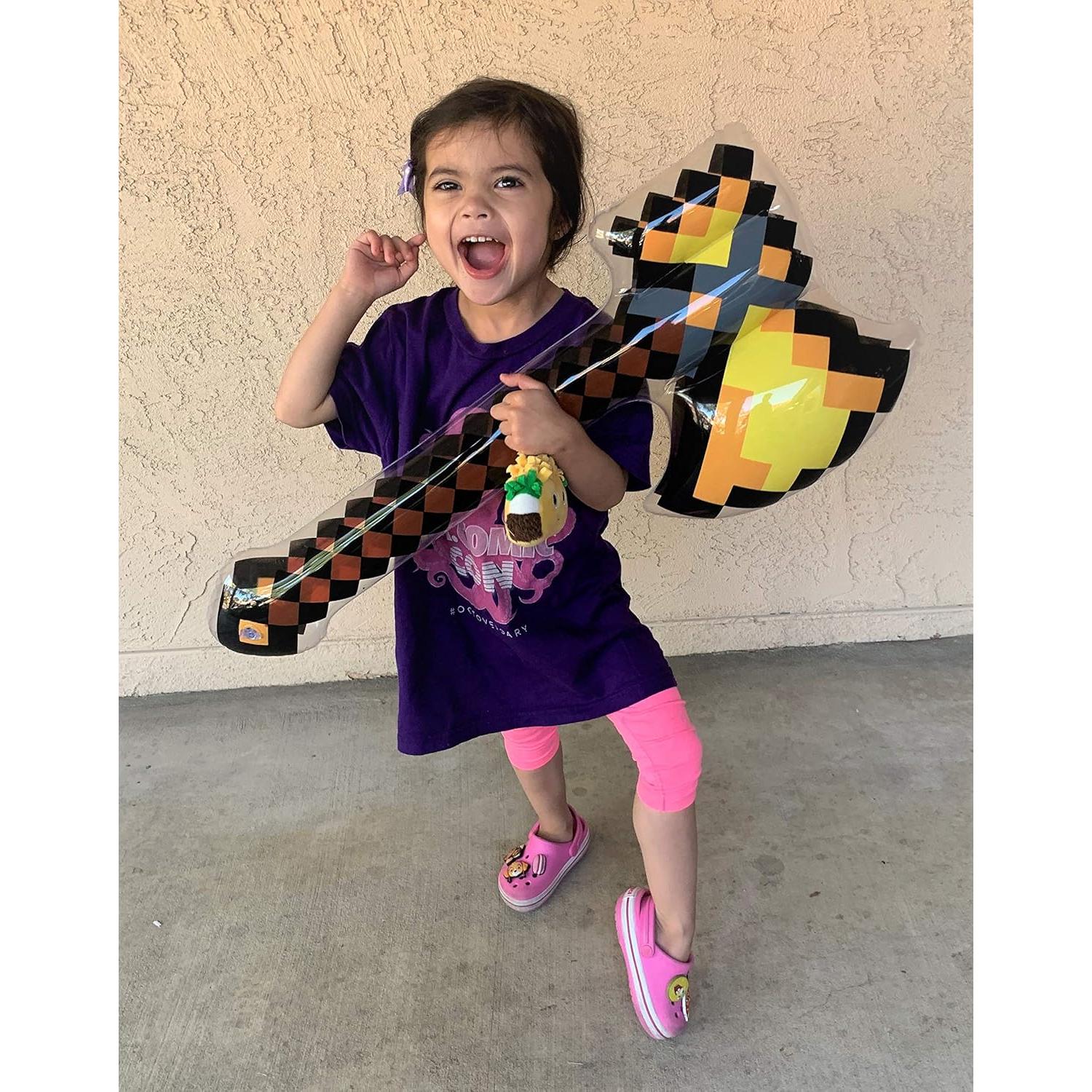 Paquete de 12 Armas Inflables Megasumer - Espadas, Hachas y Escudos