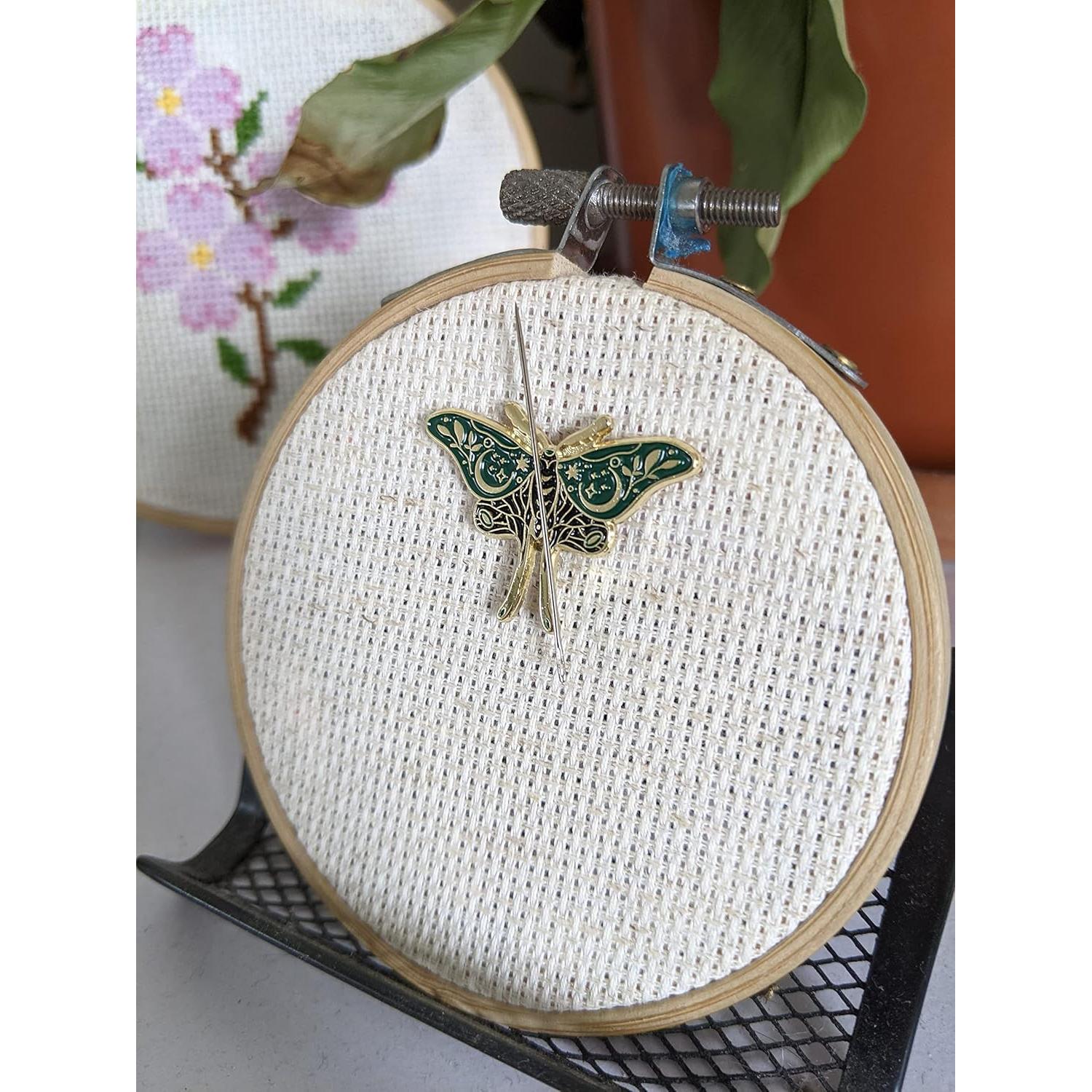 Aguja Magnética Luna Moth 7.62 cm con Imán