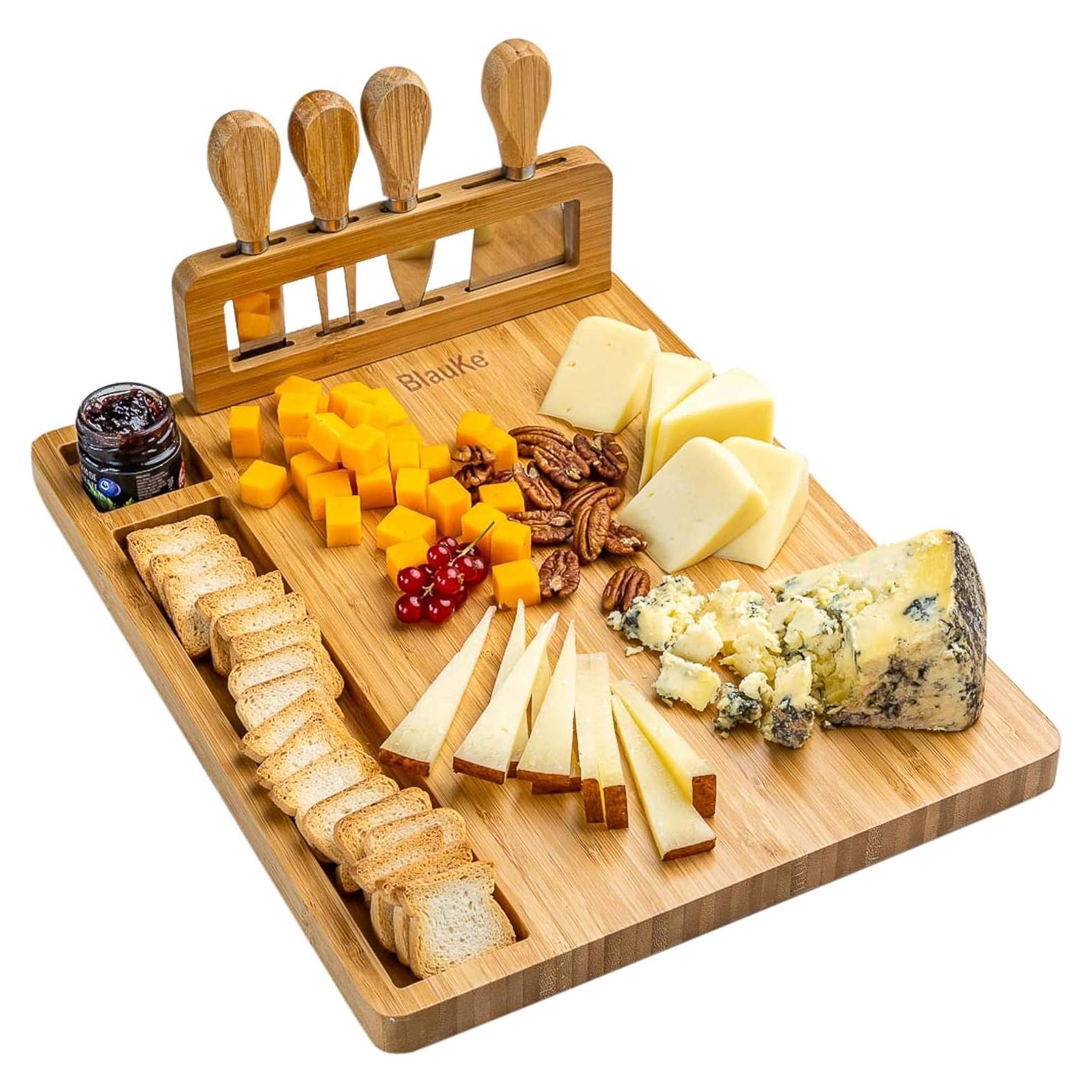 Tablero de Queso de Bambú BlauKe 35.5x27.9 cm con Cuchillos