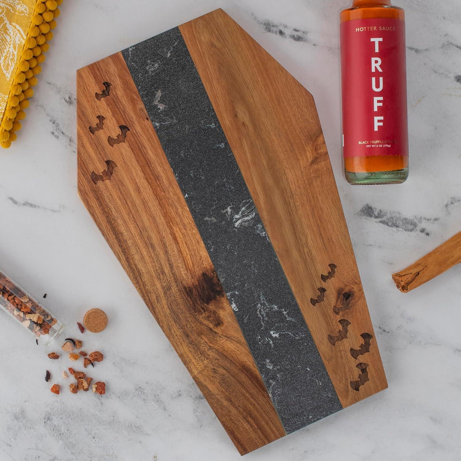 Tabla de Charcutería Gótica en Forma de Ataúd - 36.4x23.2cm