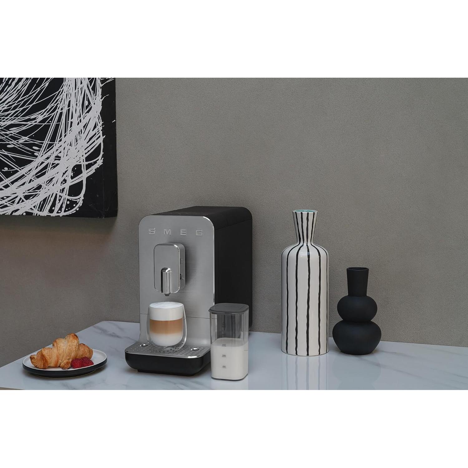 Máquina de Espresso Automática Smeg BCC13 con Molinillo y Espumador