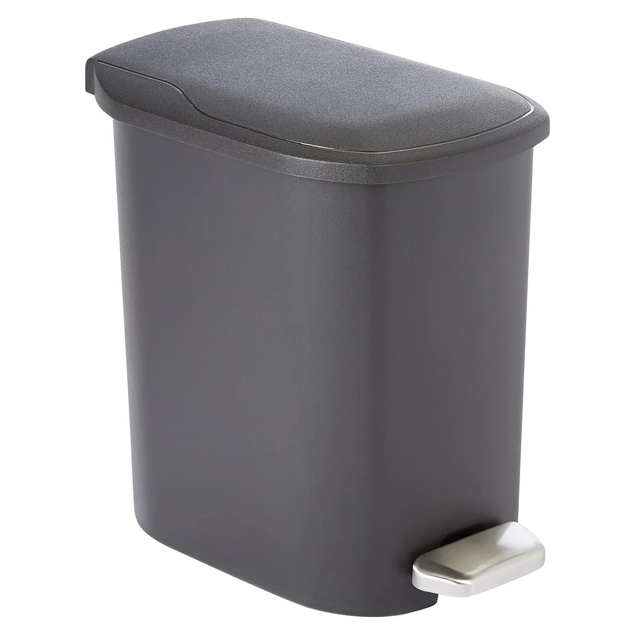 Basurero Compacto Amazon Basics 6L Negro con Pedal Silencioso