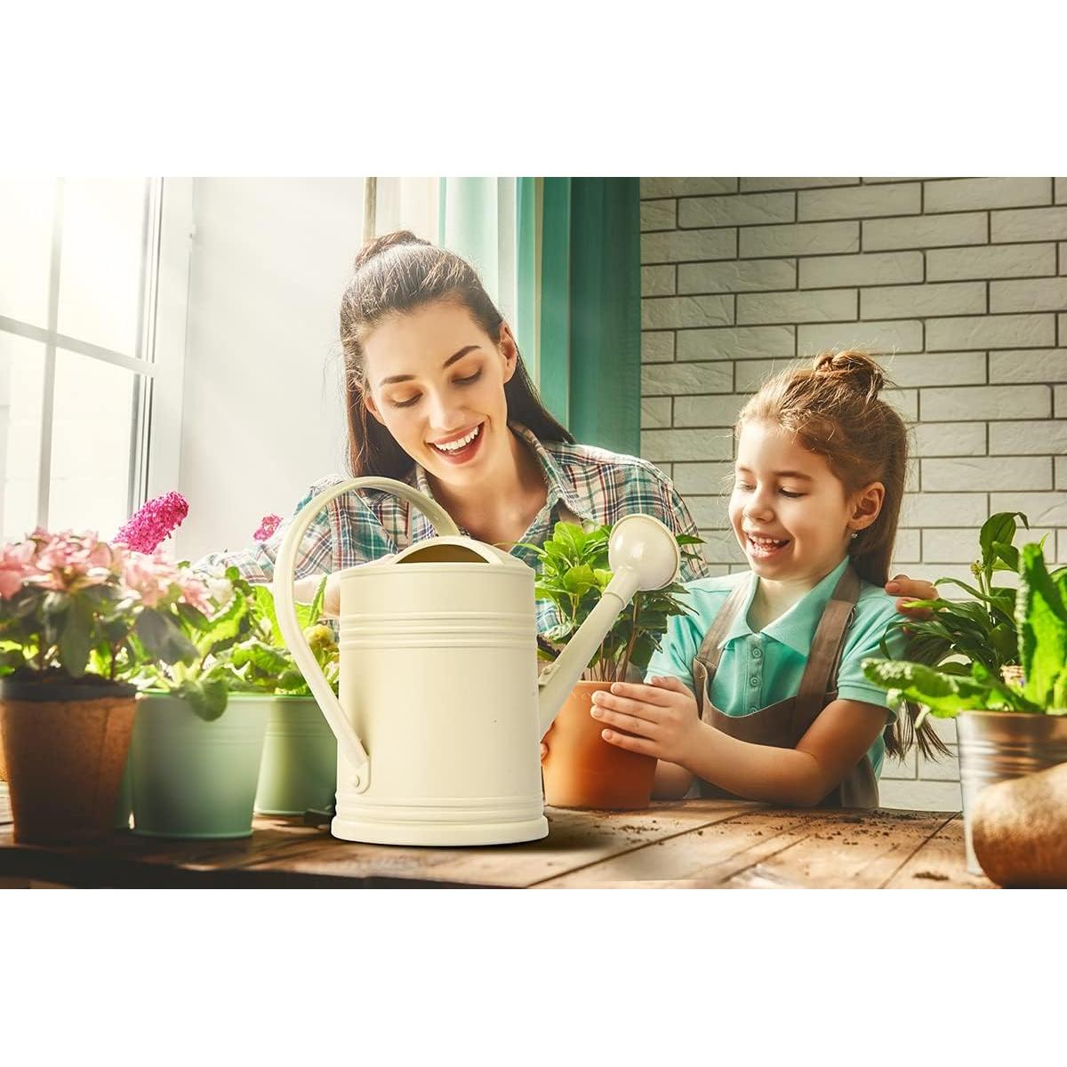 Regadera de plástico OKREK 1.89L marfil para plantas interiores