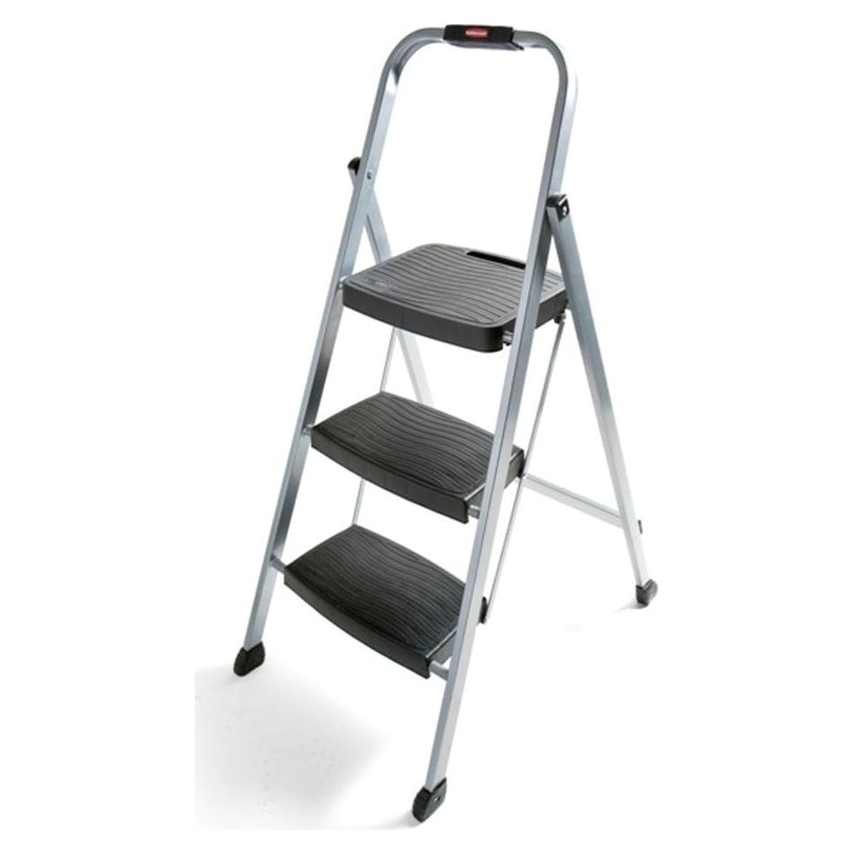 Escalera de acero Rubbermaid 3 peldaños, 90.7 kg, plata