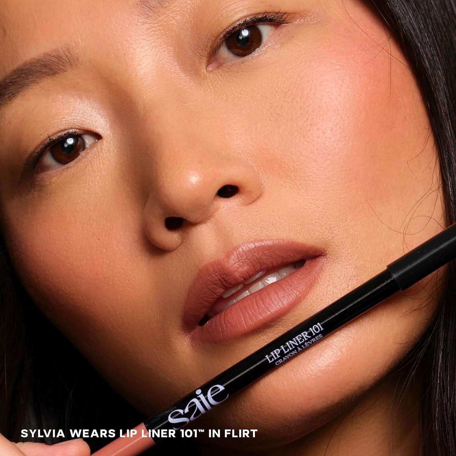 Lápiz Labial Mate Saie 101 Coqueteo - Hidratante y Cremoso 1.42g