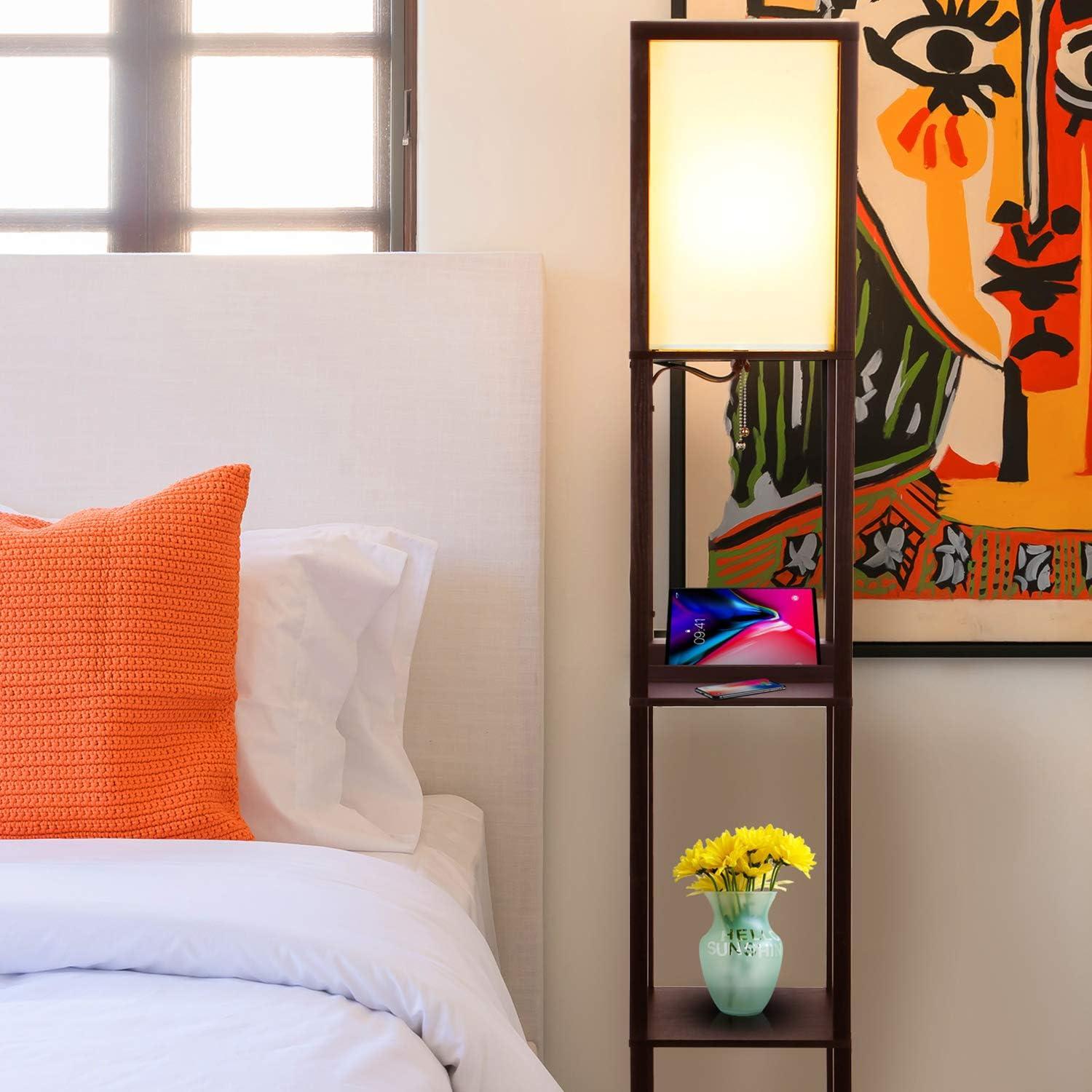 Lámpara de Pie Brightech Maxwell con Estantes y Carga Inalámbrica