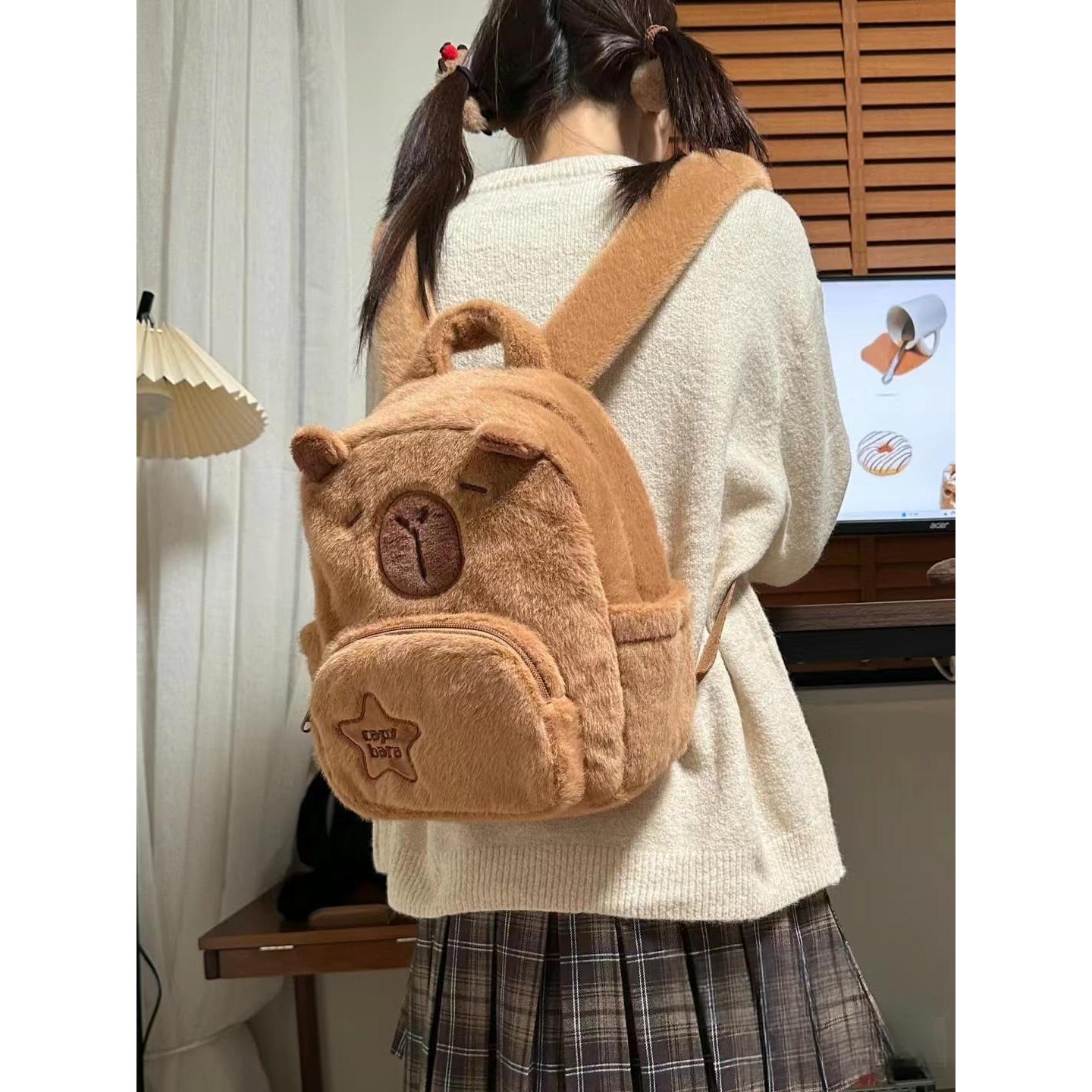 Mochila de Peluche Capibara Multifuncional 24x11x30cm