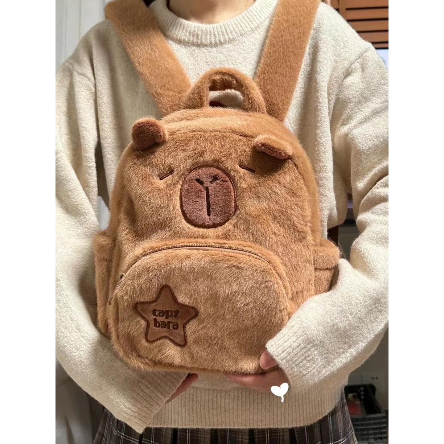 Mochila de Peluche Capibara Multifuncional 24x11x30cm