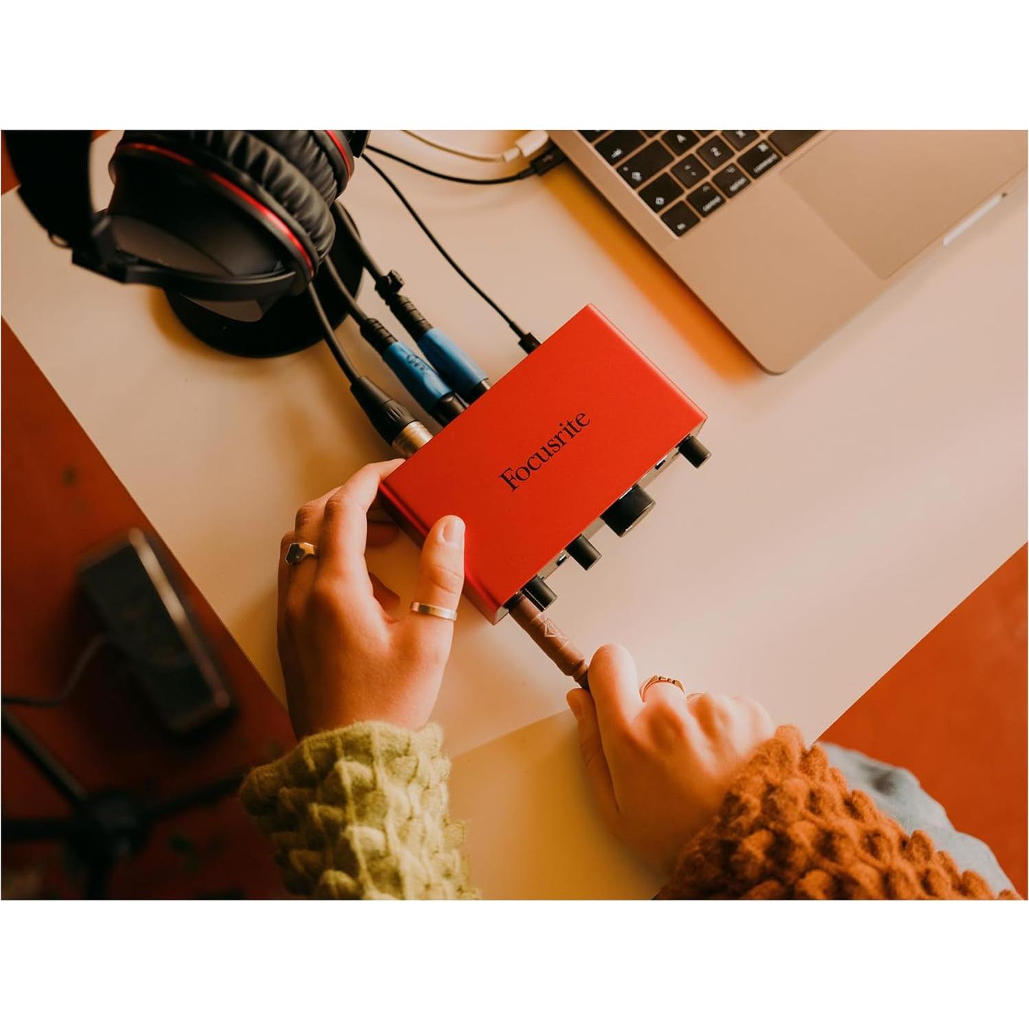 Interfaz de Audio USB Focusrite Scarlett Solo 4ta Gen + Auriculares + Cable XLR 7.62m