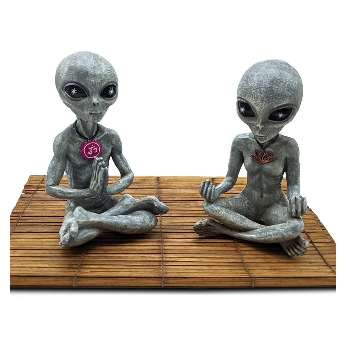 Estatuas Alienígenas Meditando John Bernard - Set de 2 Gris