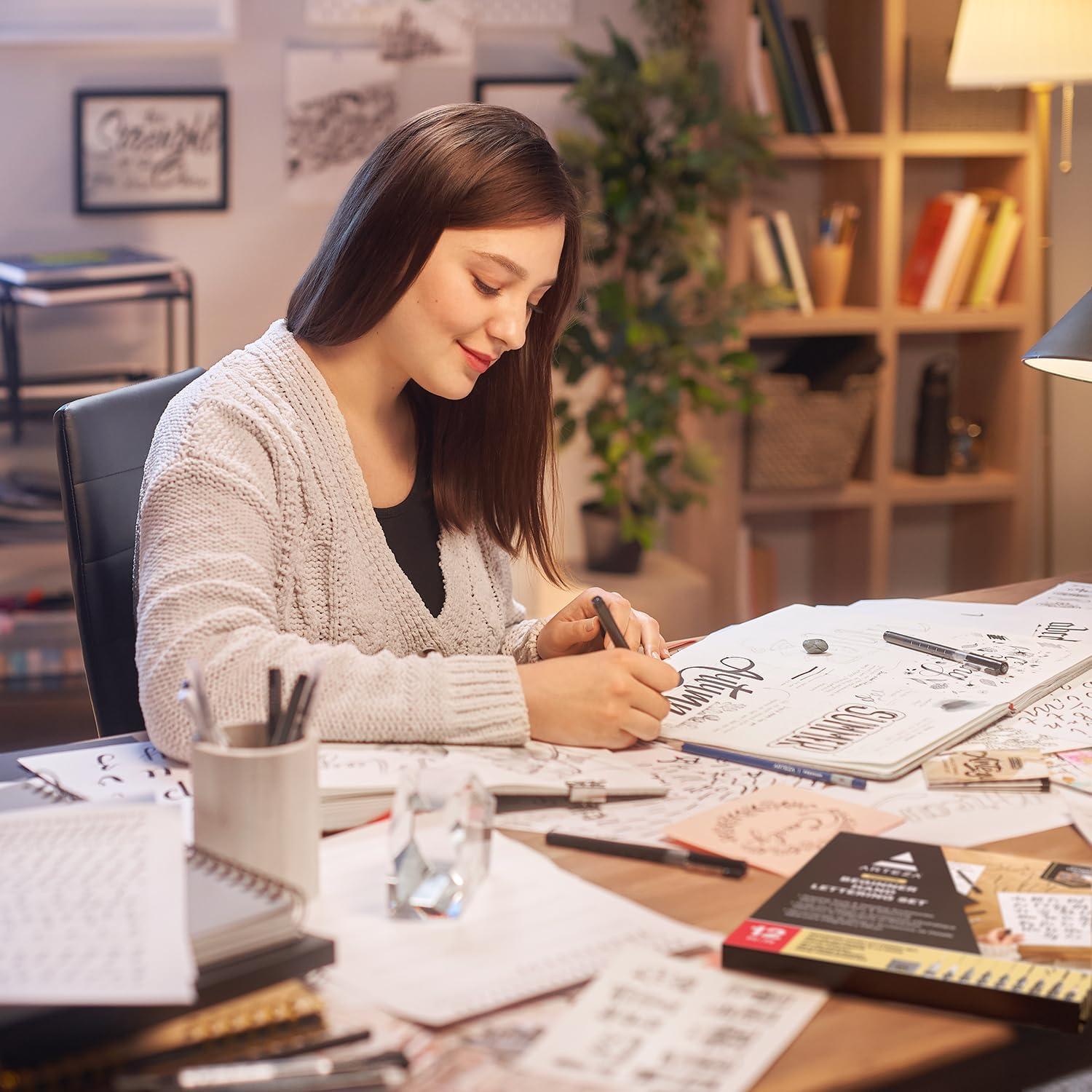 Kit de Caligrafía Arteza 12 Plumas + Lápiz y Borrador