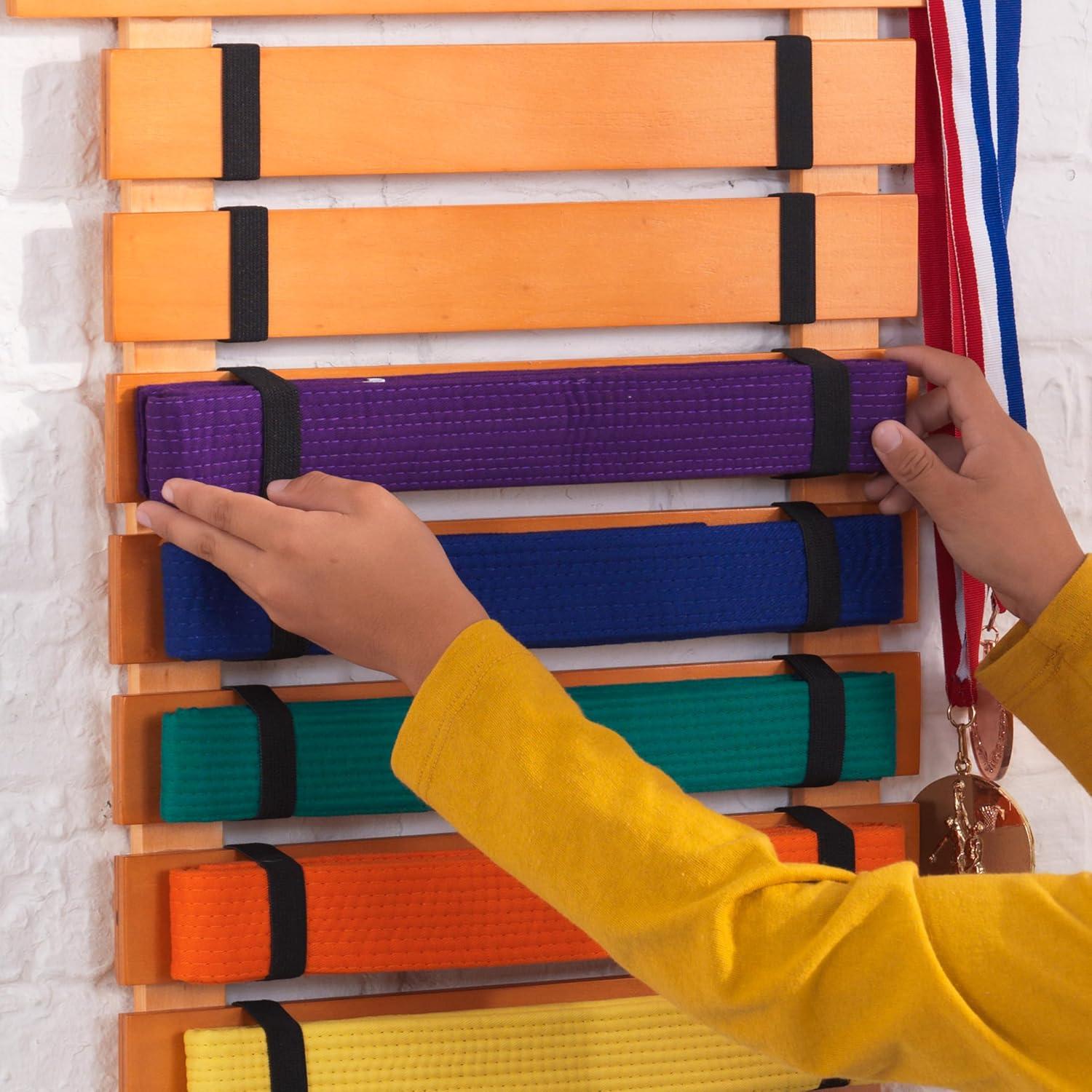 Soporte de Cinturones de Artes Marciales KidKraft Madera 8 Cinturones